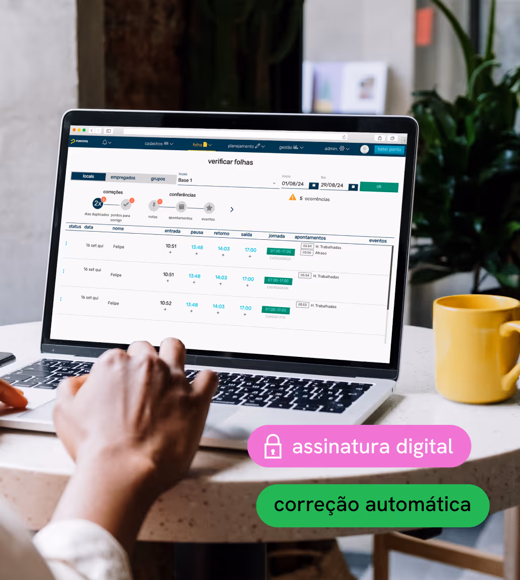 Notebook exibindo uma tela da escala de trabalho do software de controle de ponto da Pontotel, sobre uma mesa redonda e uma xícara amarela ao lado.