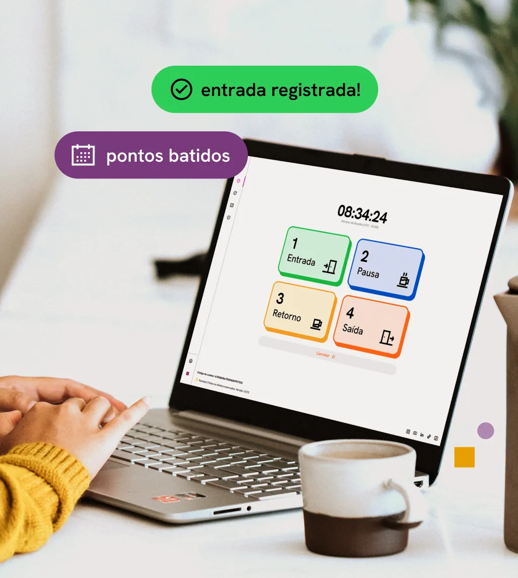 Notebook com tela do sistema de registro de Ponto da Pontotel, sobre uma mesa branca e uma xícara ao lado.