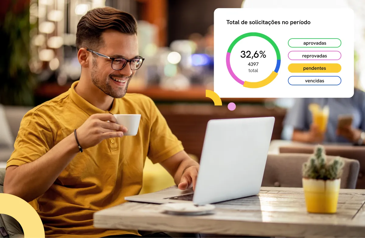 Homem sorridente de camisa amarela sentado em uma mesa de madeira com laptop e segurando uma xícara branca, com gráfico colorido de solicitações de horas extras ao fundo.