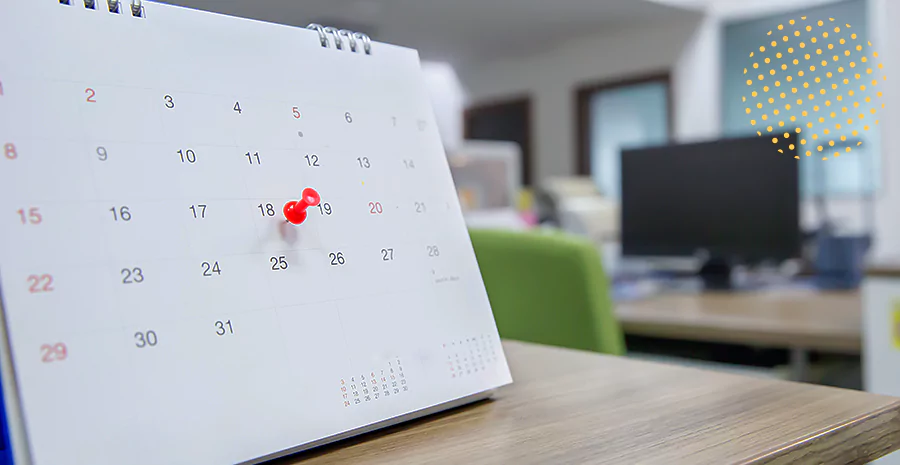 imagem de um calendário em cima de uma mesa