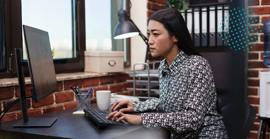 imagem de uma mulher sentada digitando em um computador
