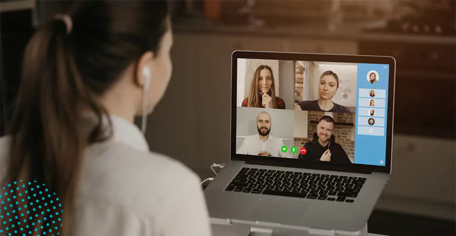 imagem de uma mulher sentada fazendo chamada de vídeo pelo computador com quatro pessoas