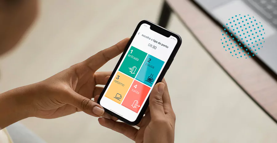 imagem de uma pessoa segurando um celular e usando o aplicativo de controle de ponto da pontotel