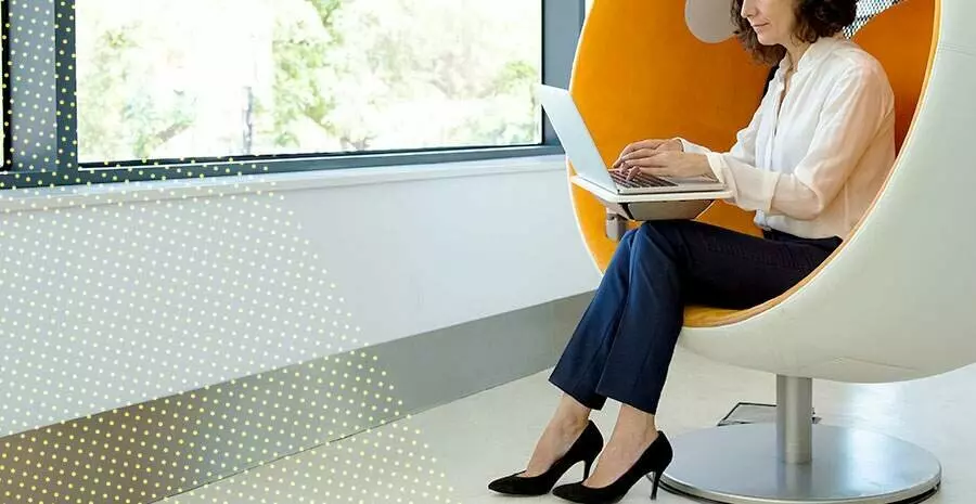 imagem de uma mulher sentada em uma poltrona amarela e branca