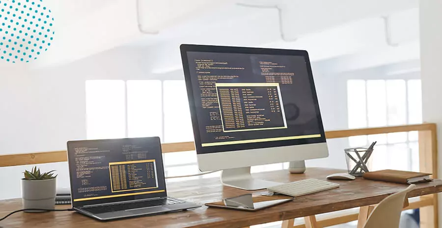 imagem de um computador com códigos de programação passando na tela
