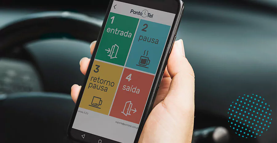 imagem de uma pessoa segurando o celular dentro de um carro com a tela do aplicativo de bater ponto da pontotel aberto