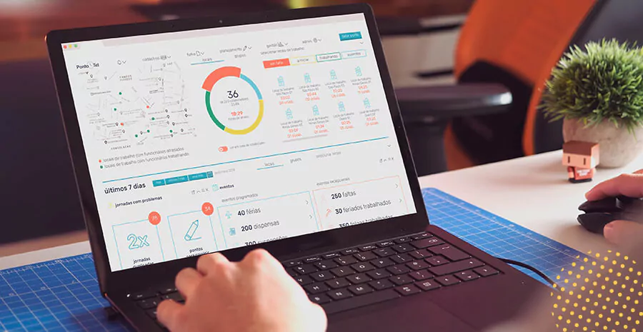 imagem de um computador ligado com dashboards do pontotel na tela