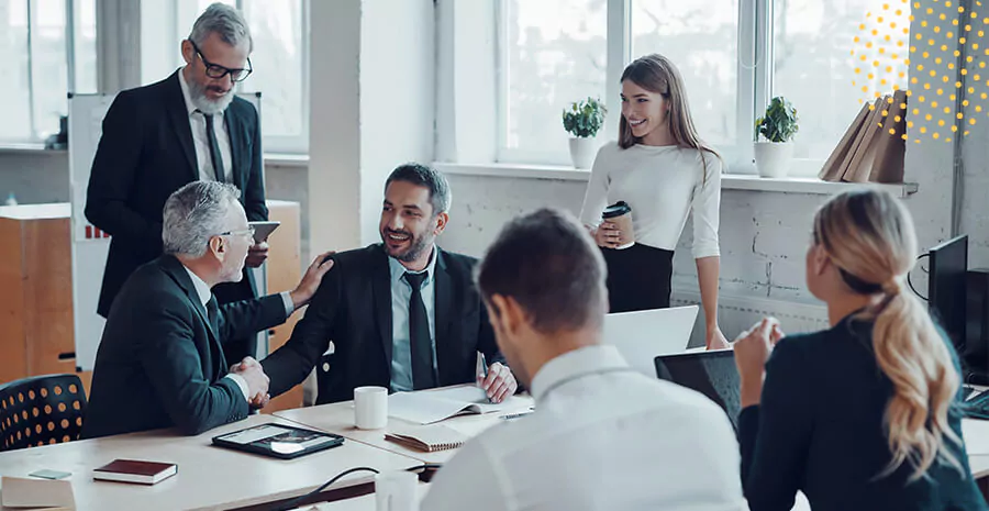 imagem de uma confraternização em uma empresa. Há homens e mulheres