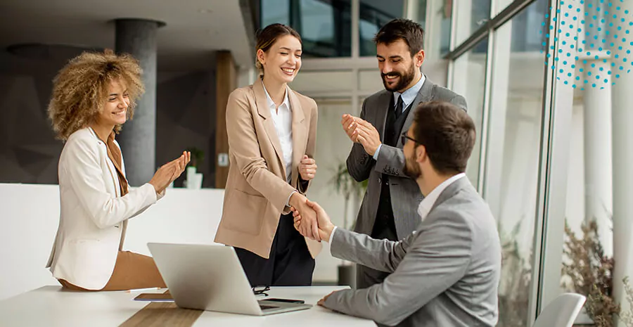 imagem de pessoas felizes em um ambiente corporativo