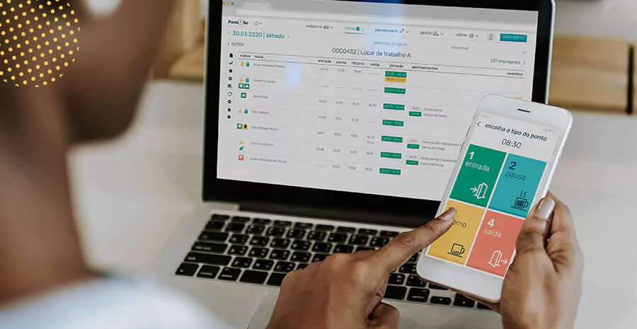 imagem de uma pessoa segurando o celular com o aplicativo de ponto da pontotel aberto e o sistema de controle de ponto para bpo e outsourcing