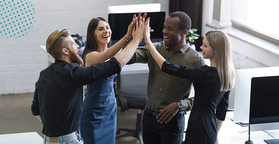 imagem de pessoas sorrindo e estendendo as mãos em um high five