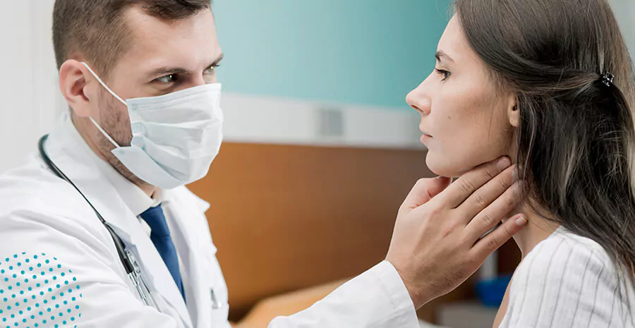 um médico homem examinando uma paciente mulher 