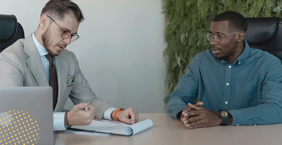 imagens de dois homens, vestidos com roupas sociais, se olhando