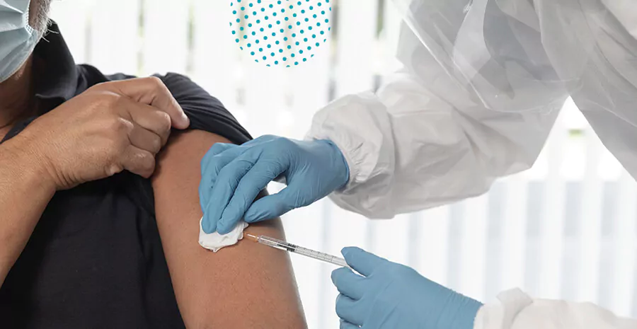imagem de um enfermeiro aplicando a vacina contra covid-19 em uma pessoa