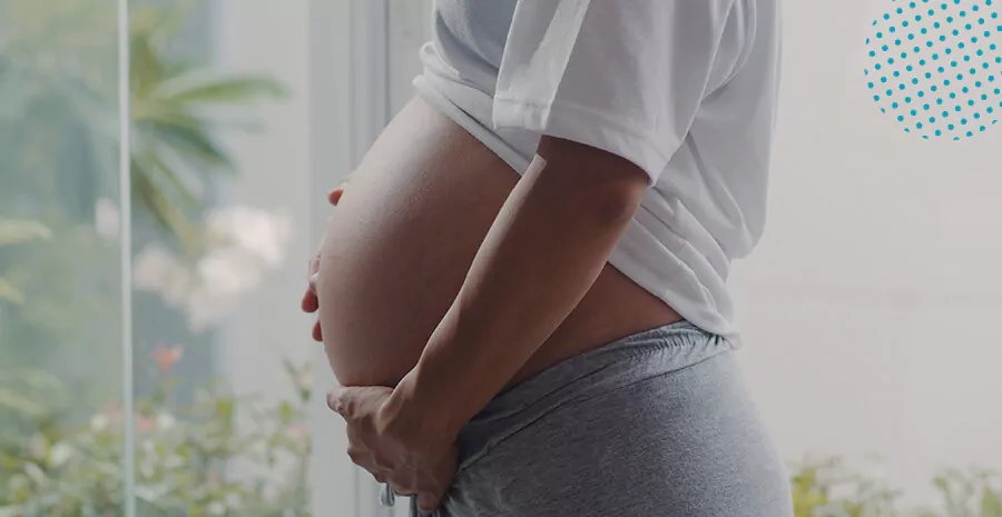 imagem de uma mulher grávida com as mãos em sua barriga