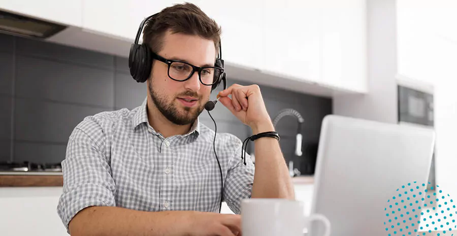 imagem de um homem usando um headset e trabalhando em uma cozinha