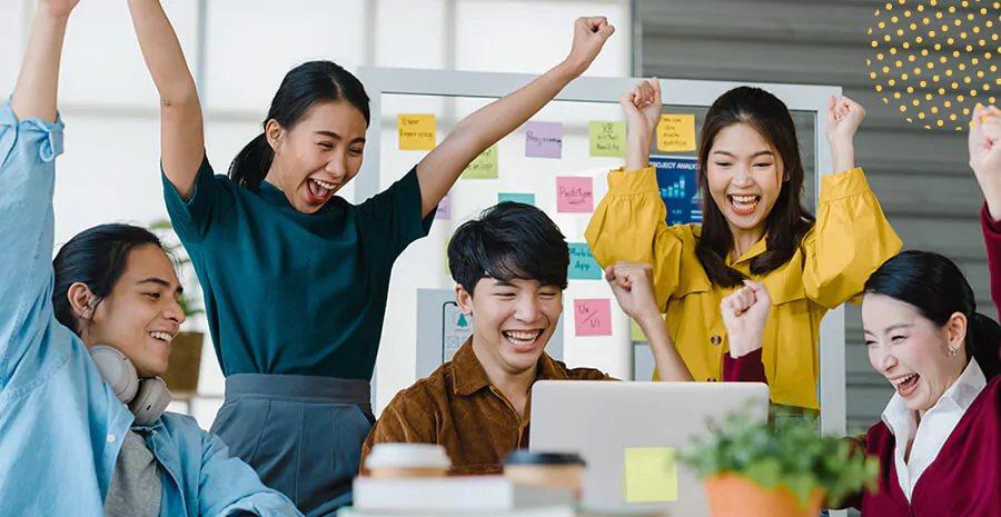 imagem de 6 pessoas felizes num ambiente de trabalho comemorando