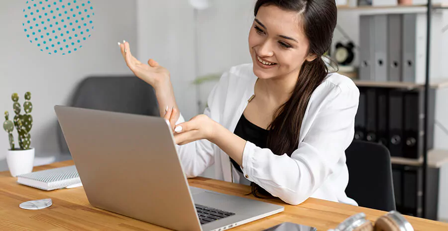 imagem de uma mulher sorrindo na frente de um computador