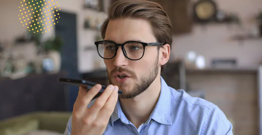 imagem de um homem falando no telefone próximo à boca