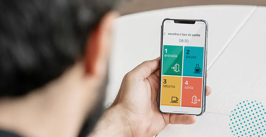 imagem de um homem segurando um celular na tela inicial do aplicativo de controle de ponto da pontotel