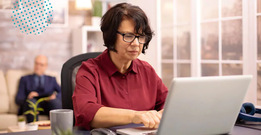 imagem de uma mulher sentada na frente de um computador com cara séria