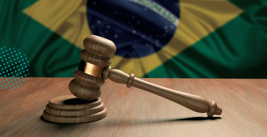 imagem de um martelo de juiz com a bandeira do Brasil ao fundo