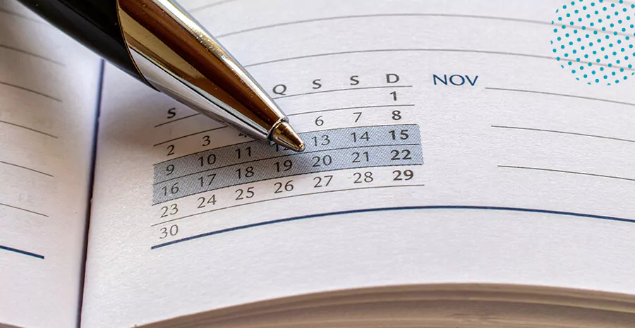 imagem de um calendário com dias marcados com uma caneta em cima