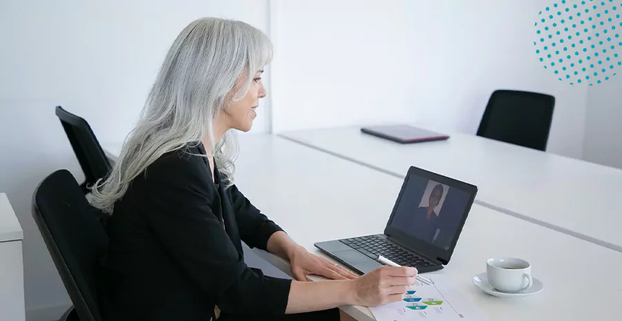 imagem de uma mulher conversando com outra pessoa pelo computador
