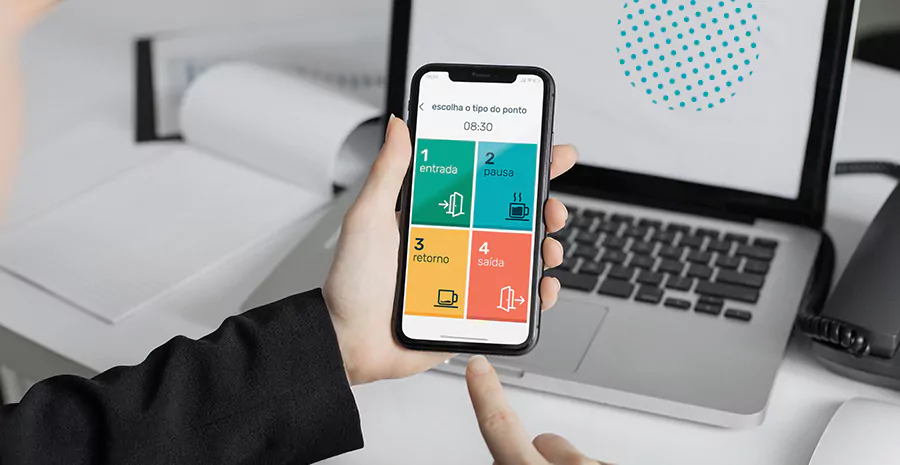imagem de uma pessoa sentada na frente do computador e segurando um celular na tela inicial do aplicativo de controle de ponto da pontotel