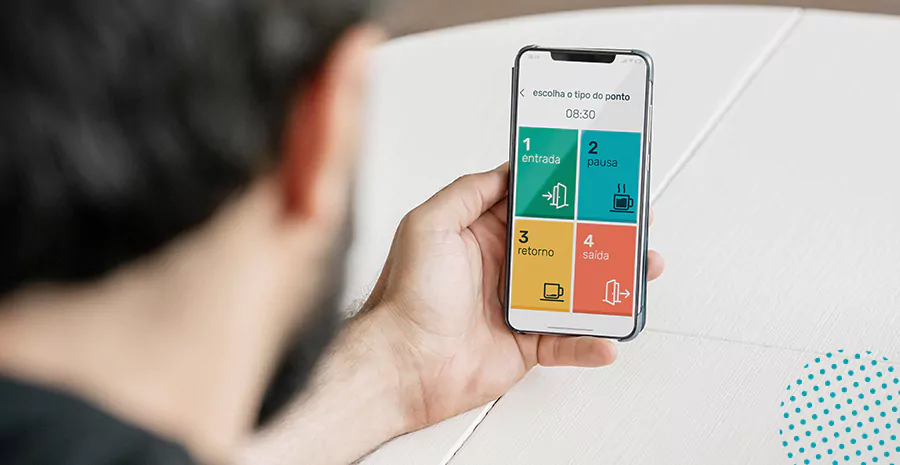 imagem de um homem segurando um celular usando o aplicativo de controle de ponto da pontotel