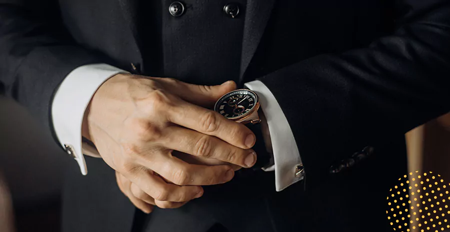 imagem de um homem segurando em seu relógio de pulso
