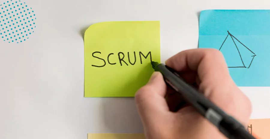 imagem de uma pessoa escrevendo a palavra scrum em um postit