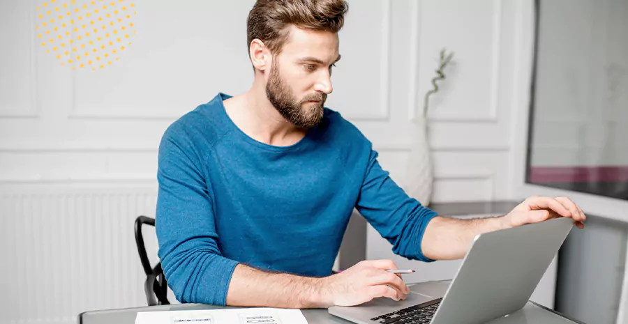 imagem de um homem sentado na frente de um computador