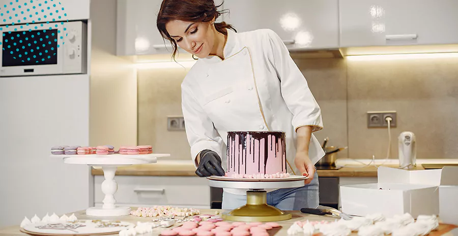 imagem de uma mulher confeitando um bolo