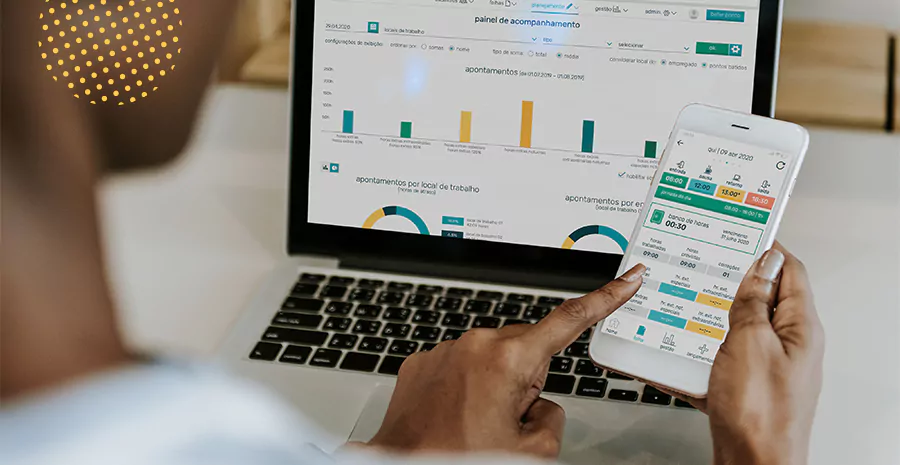 imagem de uma pessoa usando o aplicativo de controle de ponto da pontotel pelo celular e pelo computador