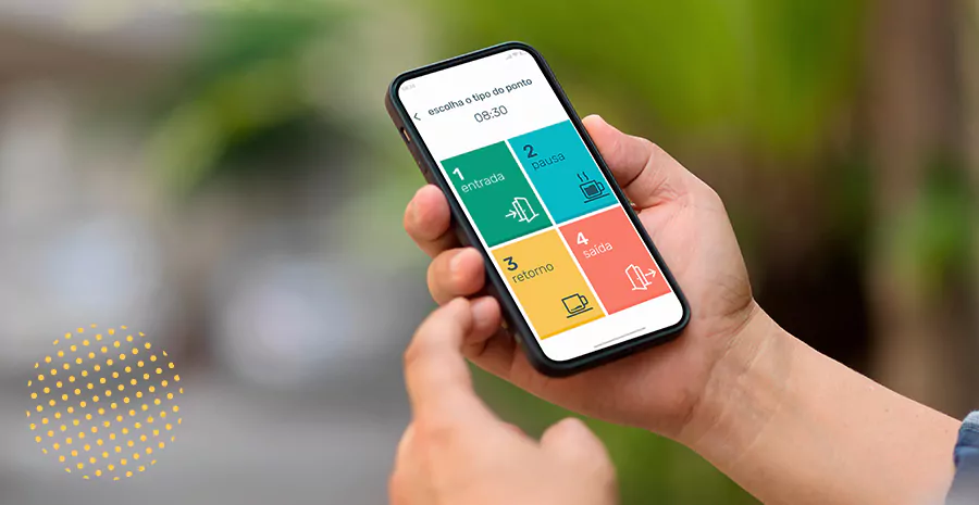 imagem de uma pessoa segurando um celular e usando o aplicativo de controle de ponto da pontotel