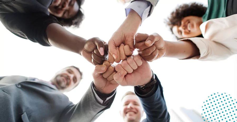 imagem de um grupo de pessoas juntando as mãos no centro em um círculo