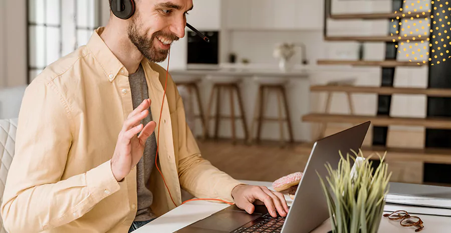 imagem de um homem fazendo chamada de vídeo pelo computador usando fones de ouvido