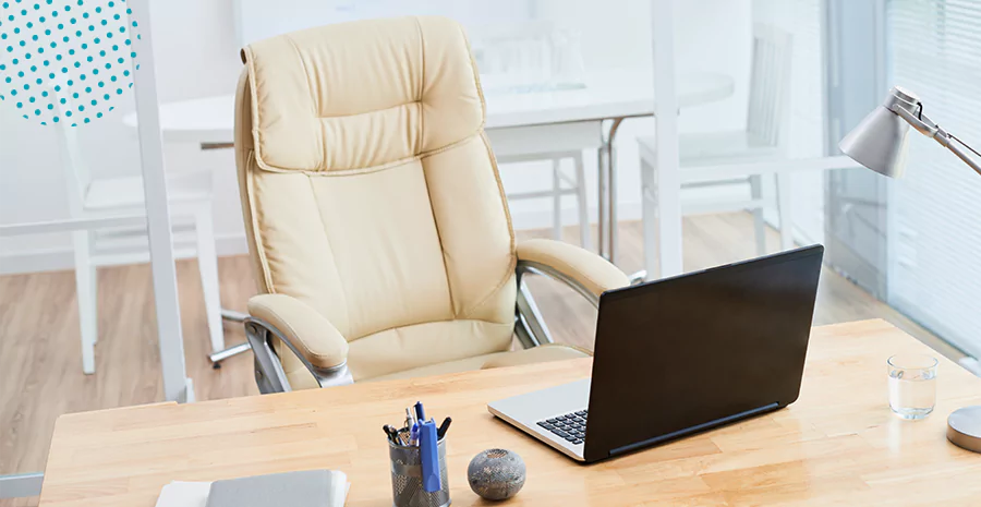 imagem de um escritório vazio com uma cadeira, mesa e computador