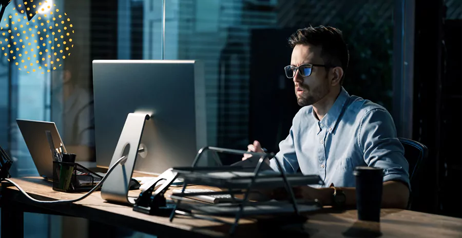 imagem de um homem sentado na frente de um computador
