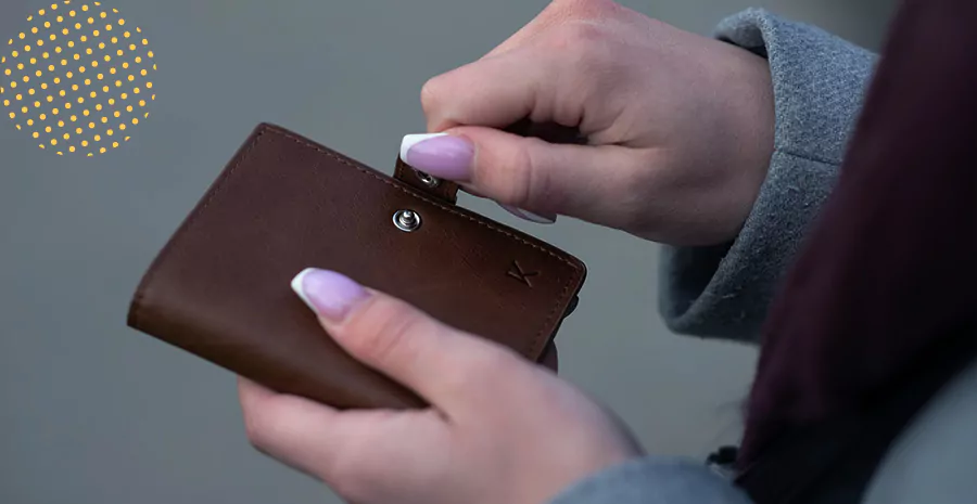 imagem de uma pessoa segurando uma carteira