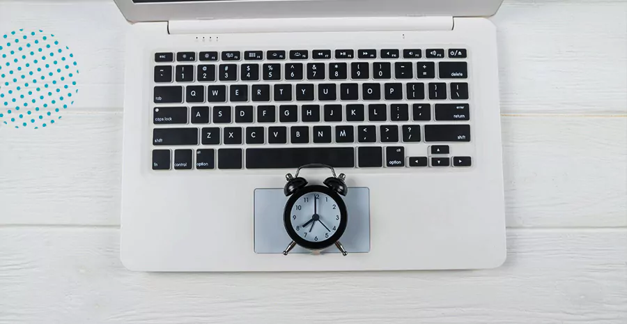 imagem de um relógio em cima de um computador