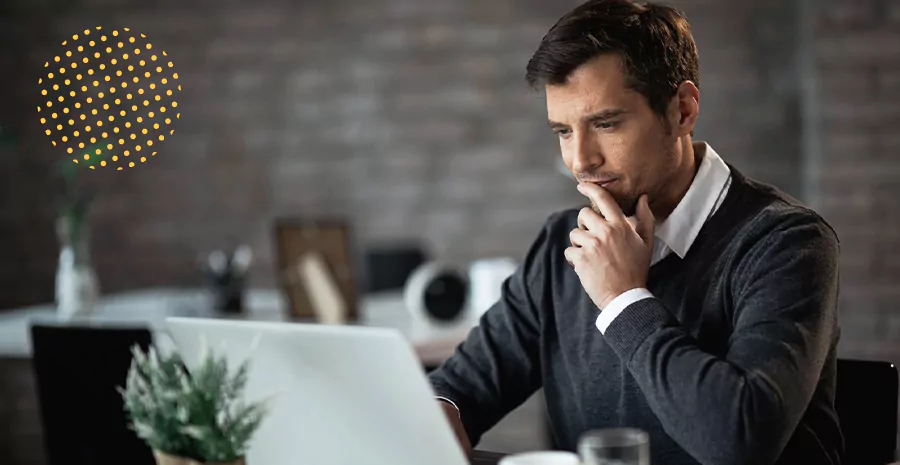 imagem de um homem sentado olhando para um computador