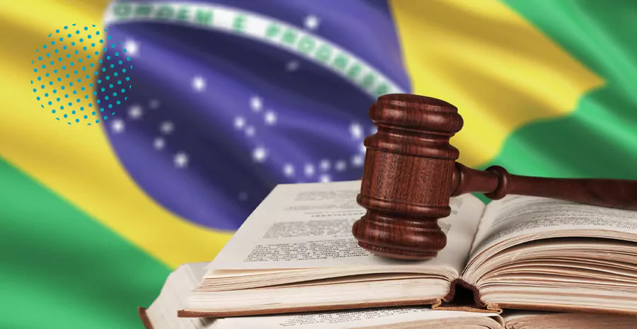 imagem de um livro e um martelo de juiz na frente da bandeira do Brasil