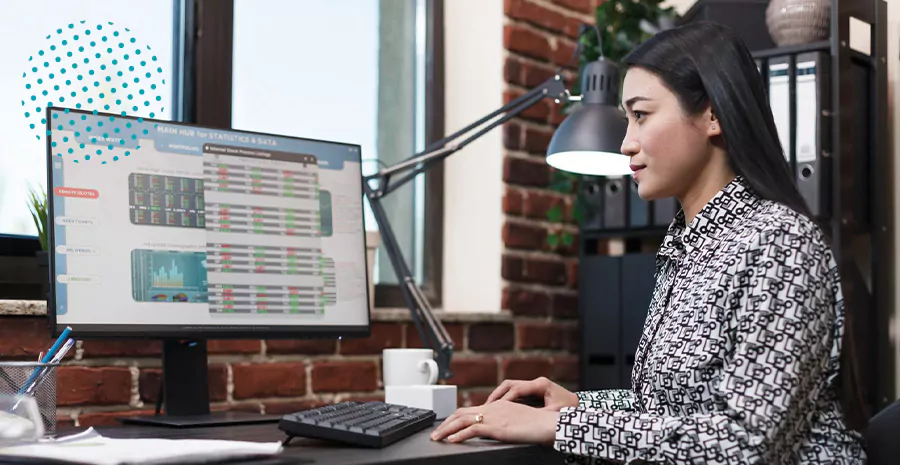 imagem de uma mulher sentada digitando em um computador