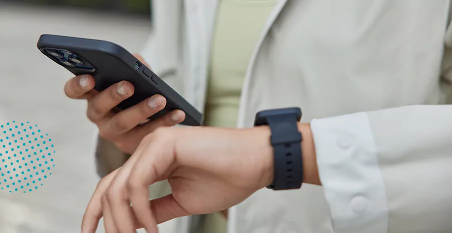 imagem de uma pessoa segurando um celular e usando um relógio de pulso