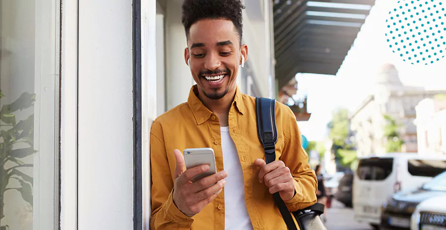 imagem de um homem sorrindo segurando um celular