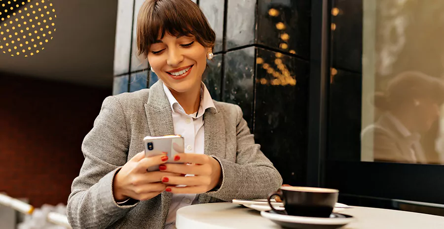 imagem de uma mulher sorrindo segurando  um celular