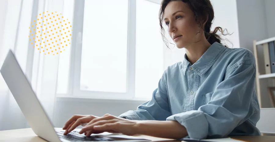 imagem de uma mulher sentada digitando em um computador