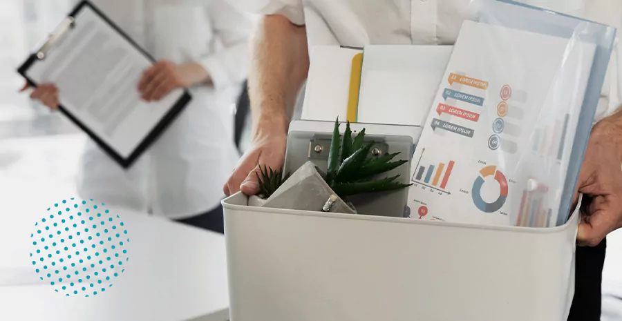 imagem de uma pessoa segurando uma caixa de papelão com objetos dentro